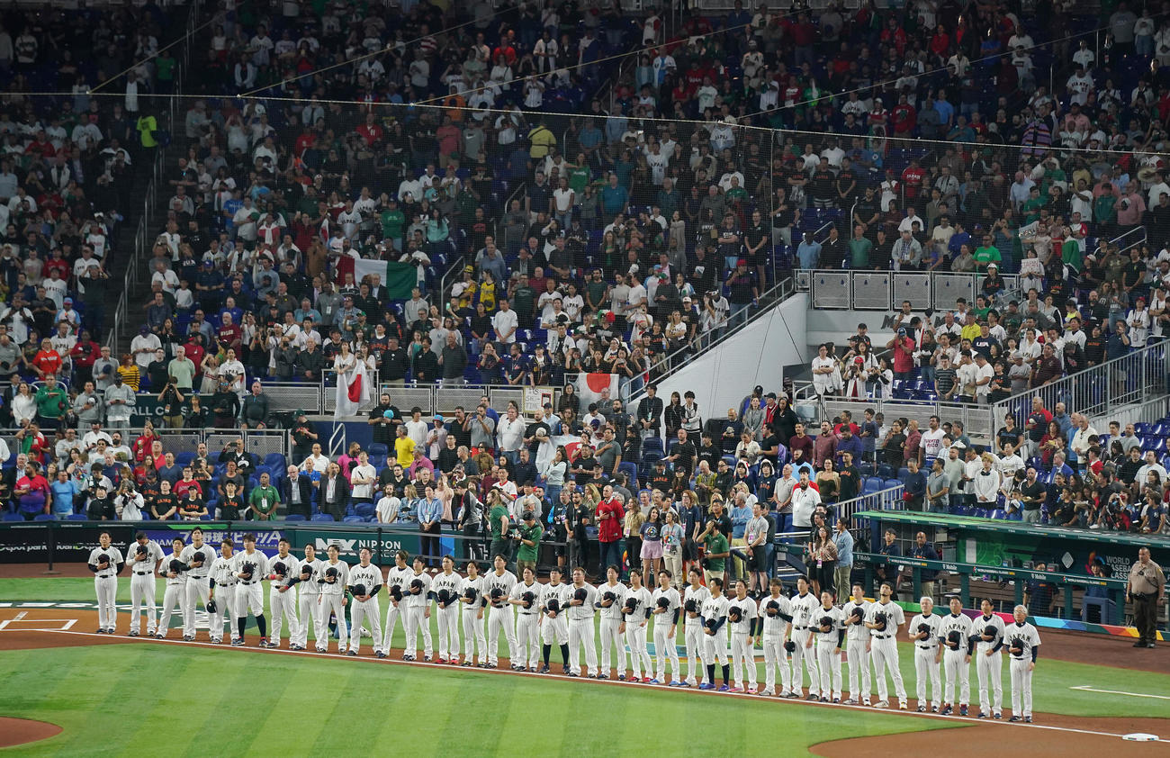 日本対メキシコ　試合前、整列する日本の選手たち（撮影・垰建太）