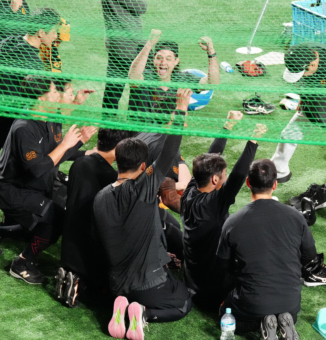 巨人対DeNA　試合前練習中、侍ジャパンのサヨナラ逆転勝ちに歓喜する巨人投手陣（撮影・江口和貴）