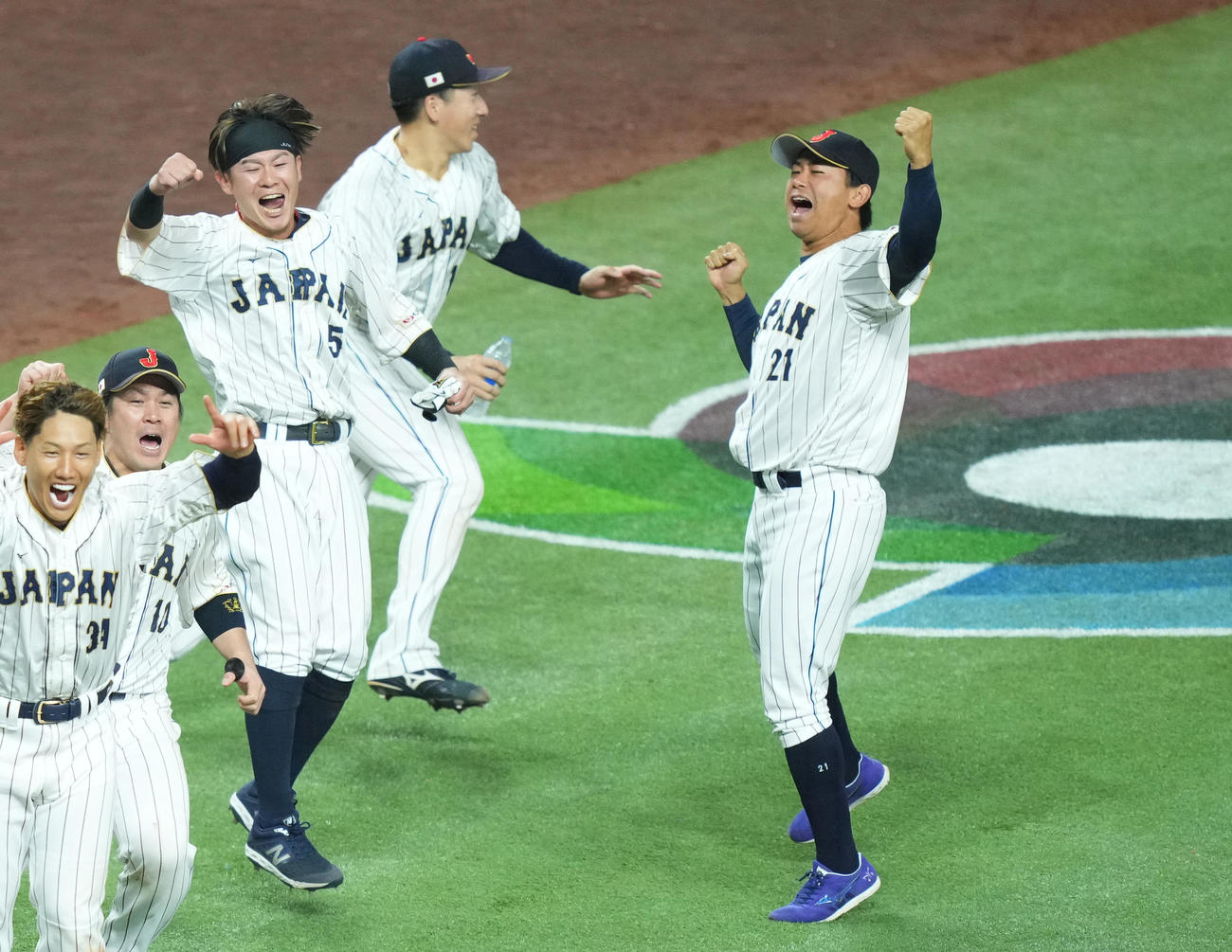 日本対メキシコ　9回裏日本無死一、二塁、村上の逆転の2点適時二塁打でサヨナラ勝ちをし、喜びを爆発させる今永（右端）（撮影・菅敏）