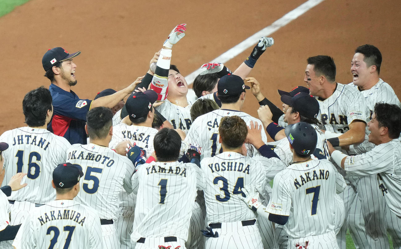 日本対メキシコ　9回裏日本無死一、二塁、サヨナラの逆転2点適時二塁打を放ち、雄たけびを上げる村上（中央）（撮影・菅敏）
