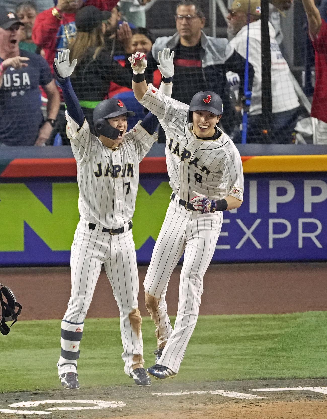 日本対メキシコ　9回日本無死一、二塁、村上の二塁打で本塁を目指す代走の一走周東。サヨナラの生還を果たした（共同）
