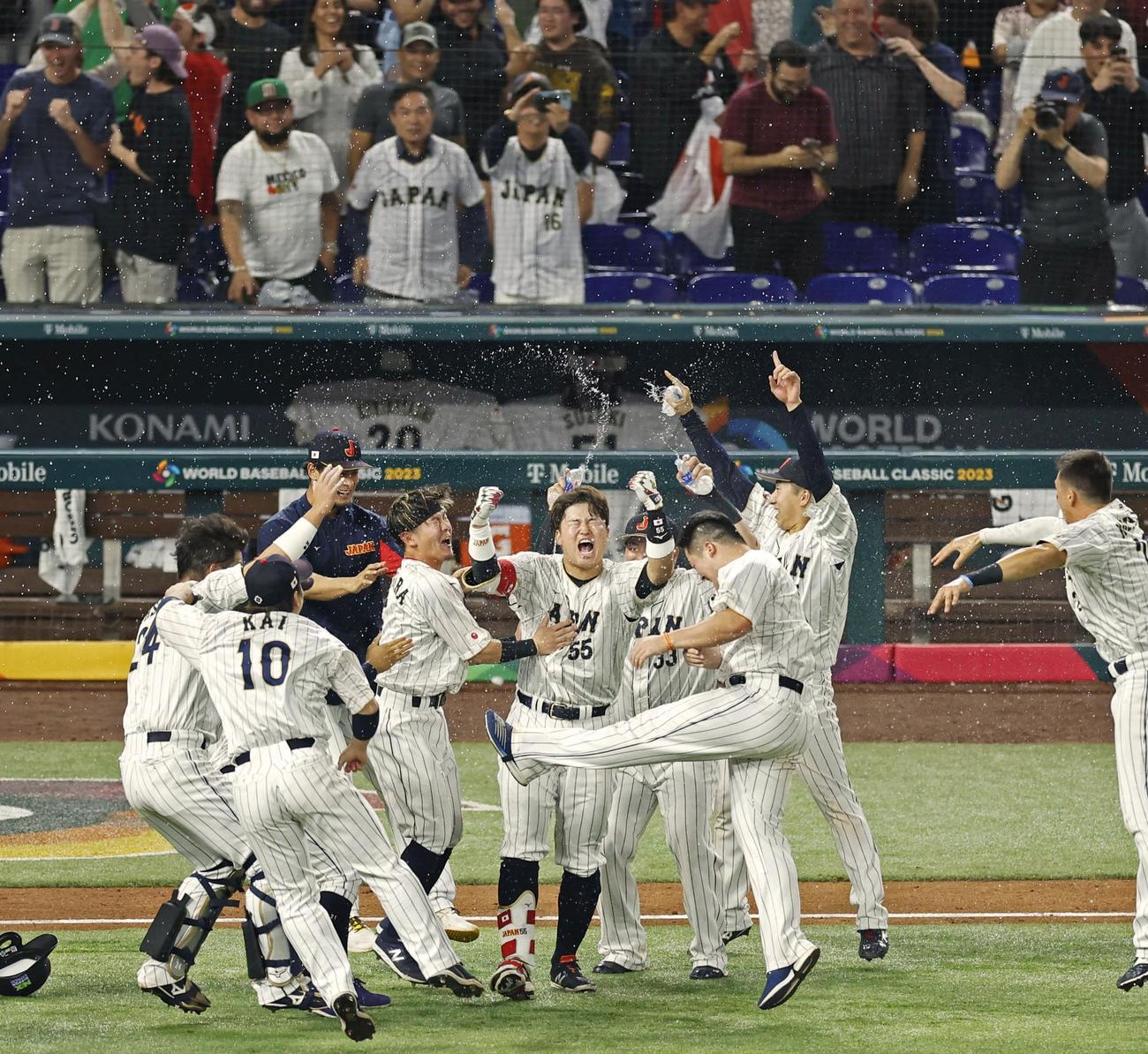 9回、逆転サヨナラとなる2点打を放ち、チームメートに祝福される日本・村上（中央）＝マイアミ（共同）