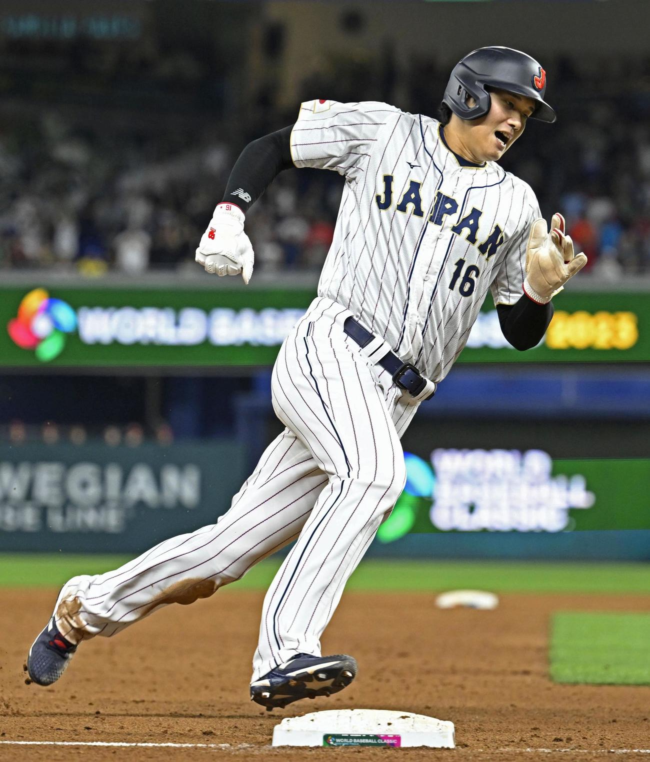 9回日本無死一、二塁、村上の二塁打で二走大谷が三塁を回る（共同）