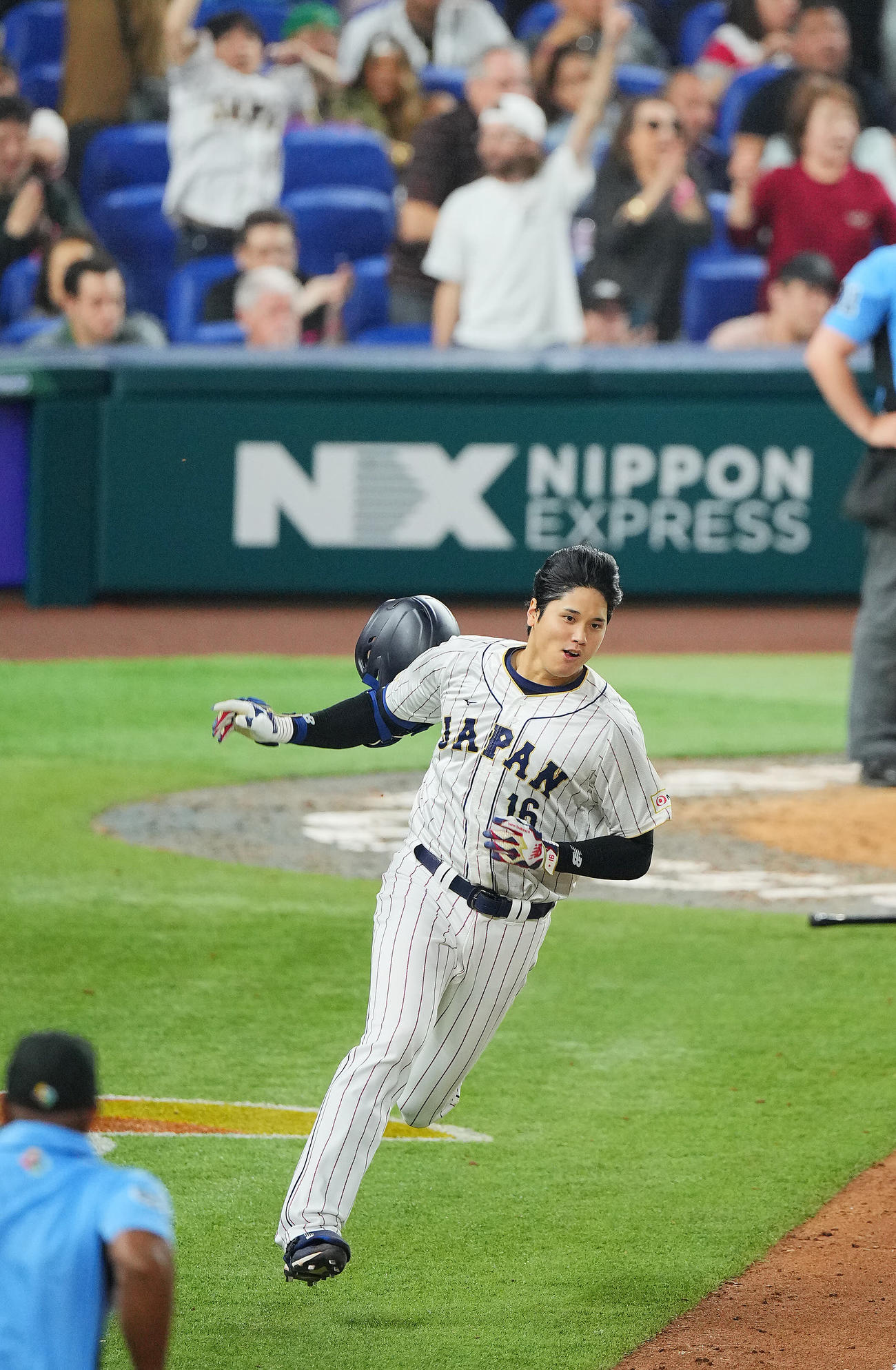 日本対メキシコ　9回裏日本無死、二塁打を放ちヘルメットを脱ぎ捨てながら爆走する大谷（撮影・垰建太）