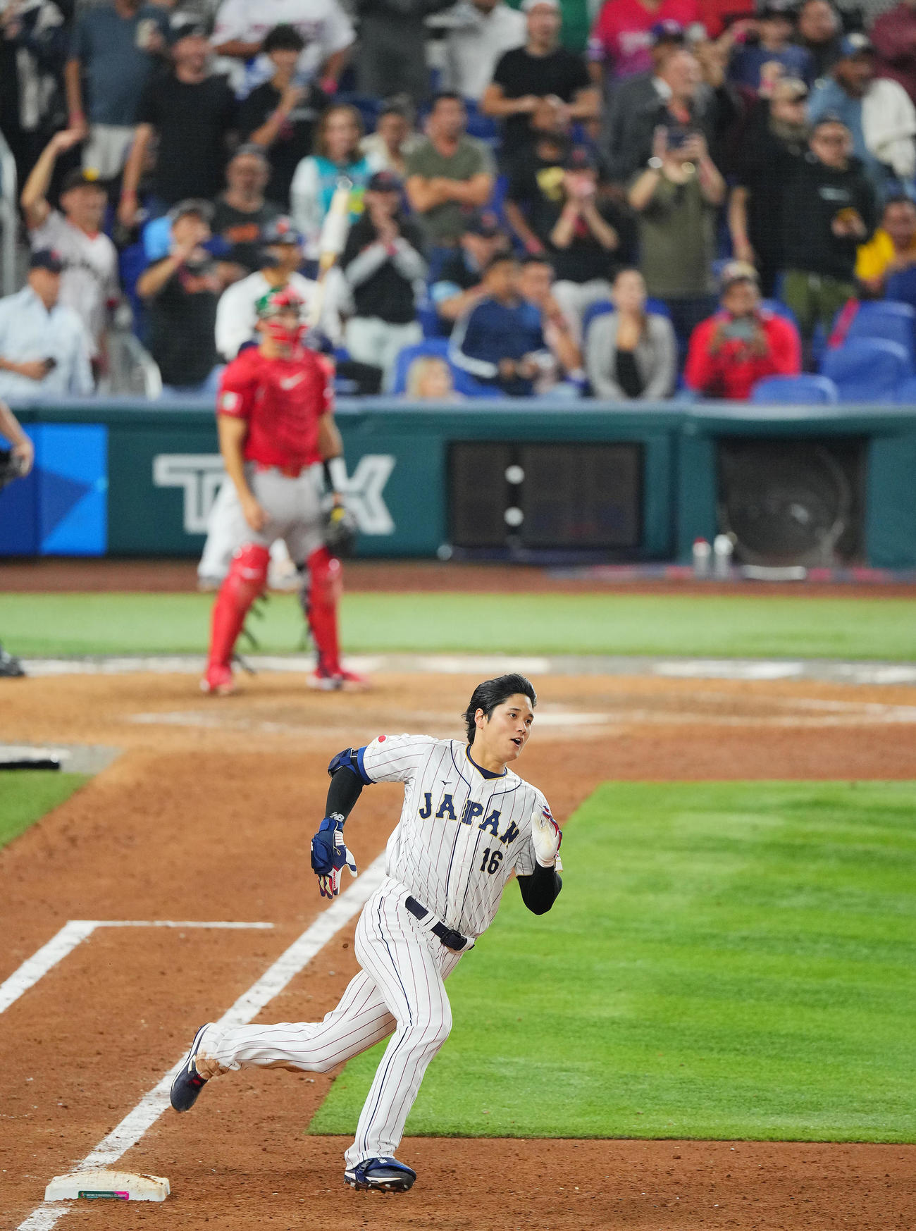 日本対メキシコ　9回裏日本無死、二塁打を放ちヘルメットを脱ぎ捨てながら爆走する大谷（撮影・垰建太）