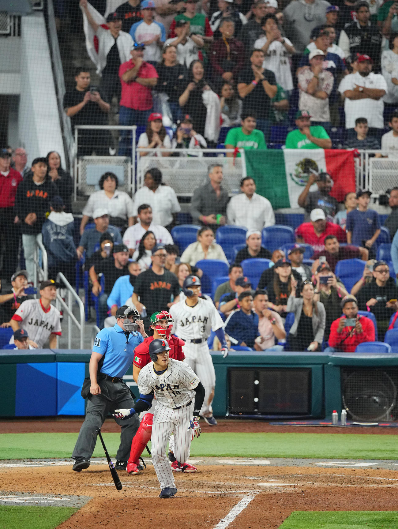 日本対メキシコ　9回裏日本無死、二塁打を放つ大谷（撮影・垰建太）