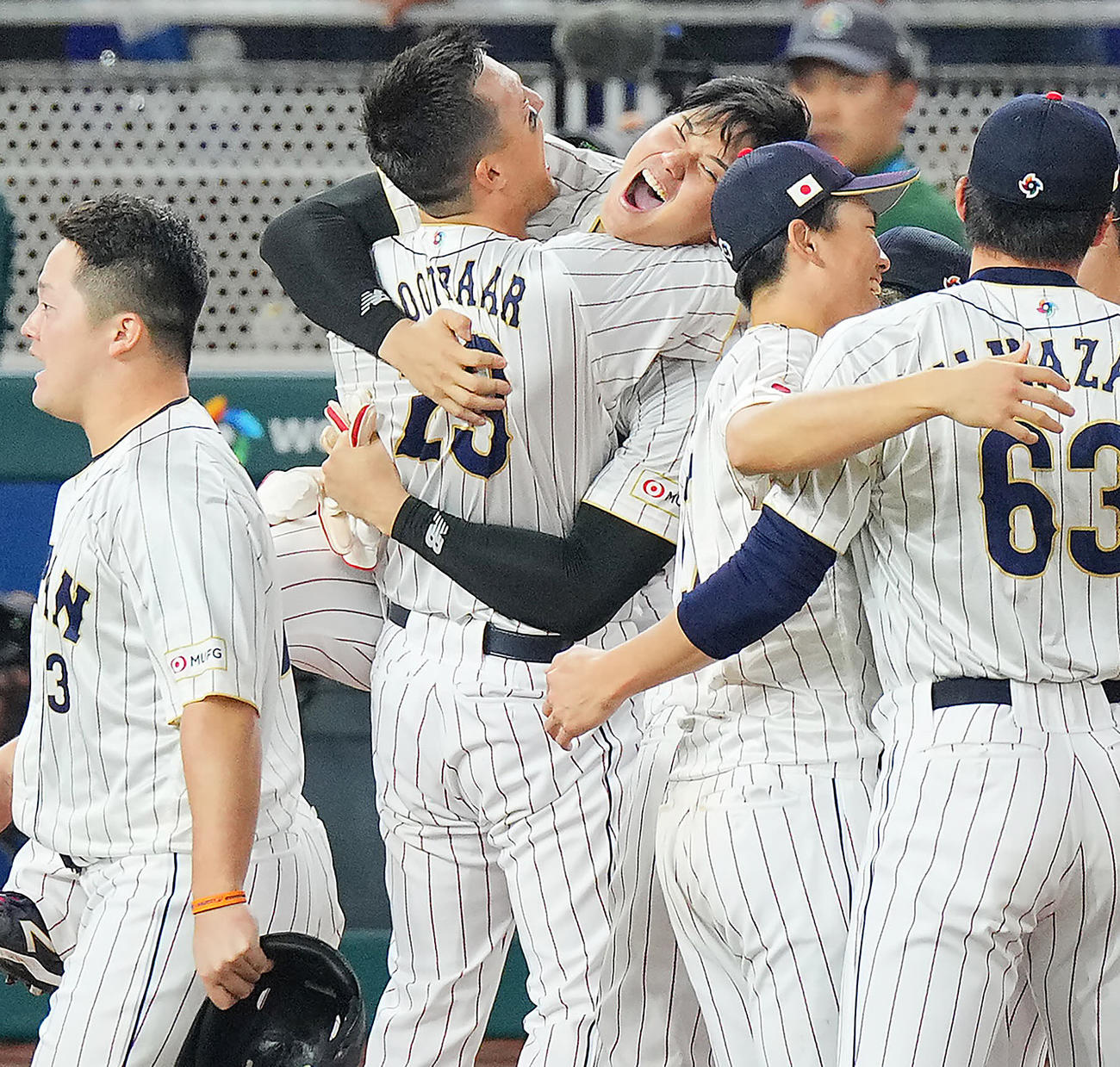 日本対メキシコ　メキシコに勝利し歓喜のハグを交わすヌートバー（中央左）と大谷（同右）（撮影・垰建太）