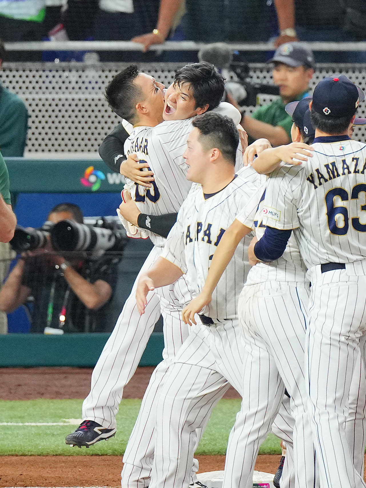 日本対メキシコ　メキシコに逆転サヨナラ勝利し大谷（左から2人目）はヌートバーと歓喜のハグ（撮影・垰建太）