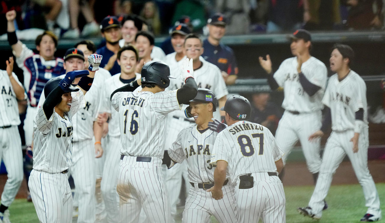 日本対メキシコ　7回裏日本2死一、二塁、右越えに同点の3点本塁打を放ち、大谷（手前左）に迎えられる吉田（撮影・菅敏）
