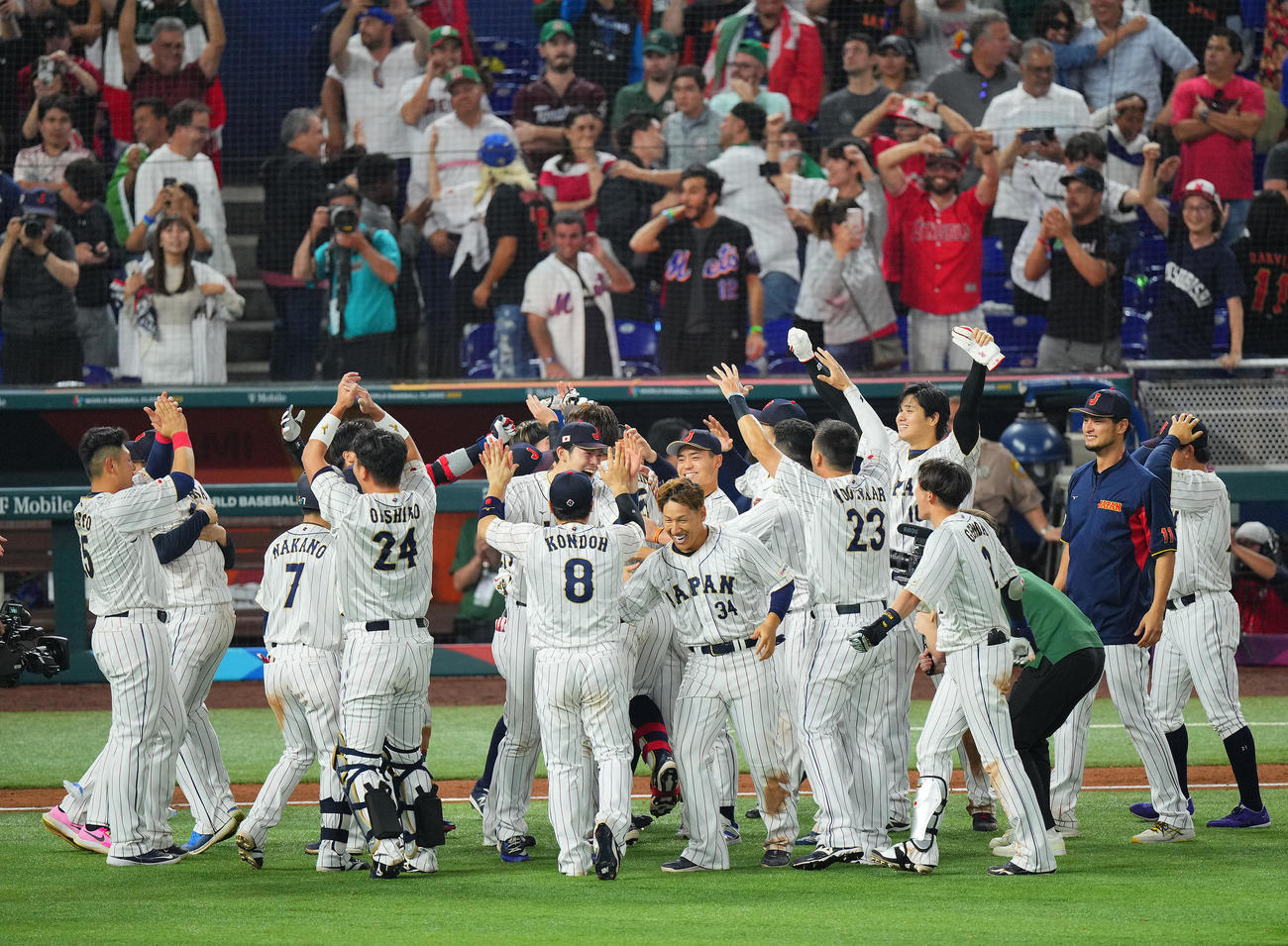 日本対メキシコ　サヨナラ勝ちに大喜びの佐々木（中央左）、吉田（同右）ら選手たち（撮影・垰建太）
