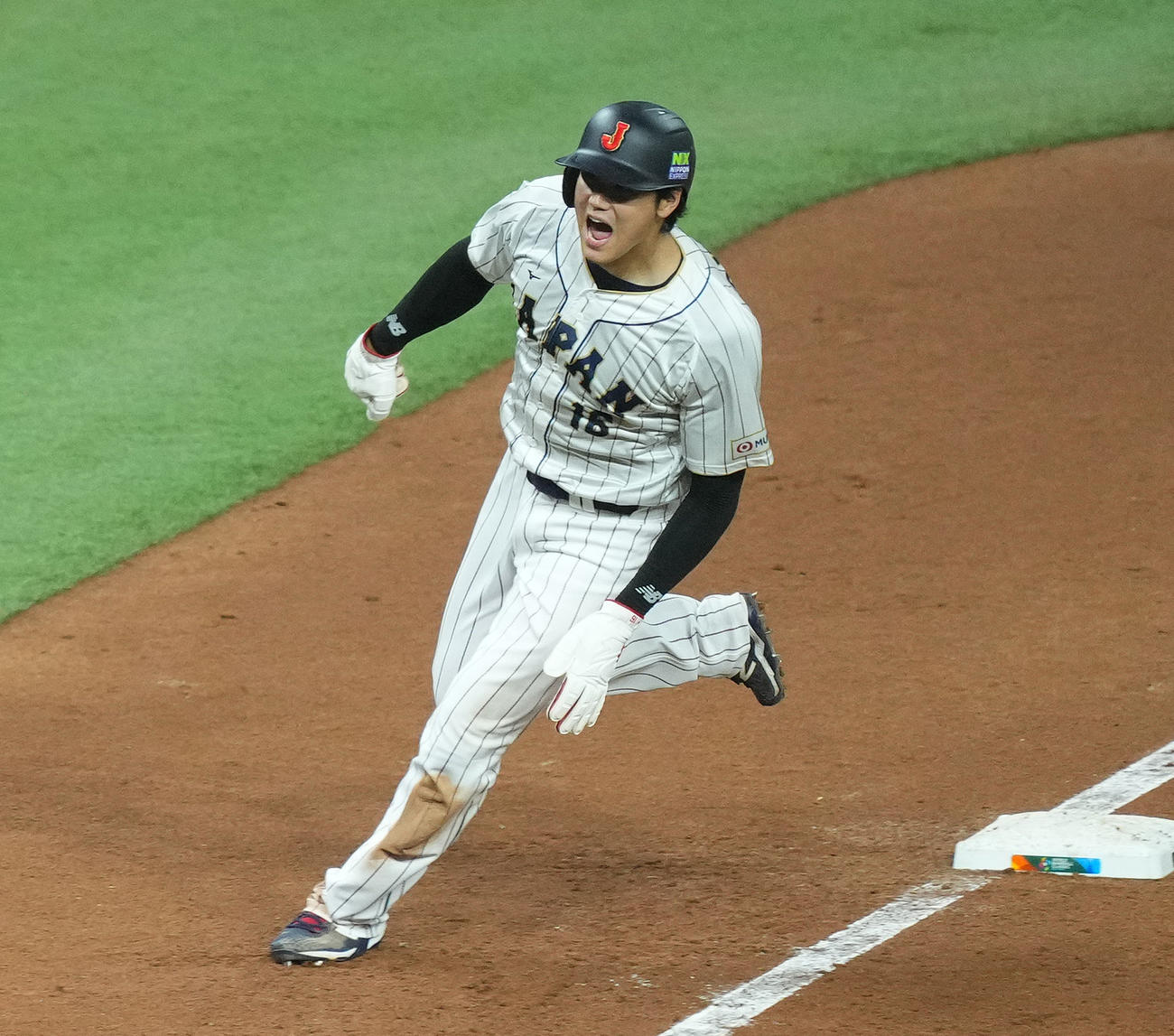 日本対メキシコ　9回裏日本無死一、二塁、村上のサヨナラ逆転2点適時二塁打で激走する二塁走者大谷（撮影・菅敏）