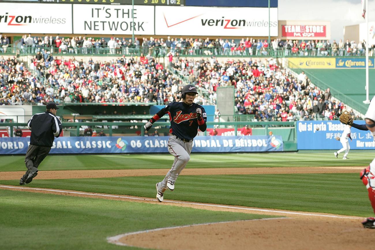 2006年3月、WBC2次リーグ米国対日本　8回表1死満塁、左翼飛で三走西岡剛はタッチアップでホームに向かう