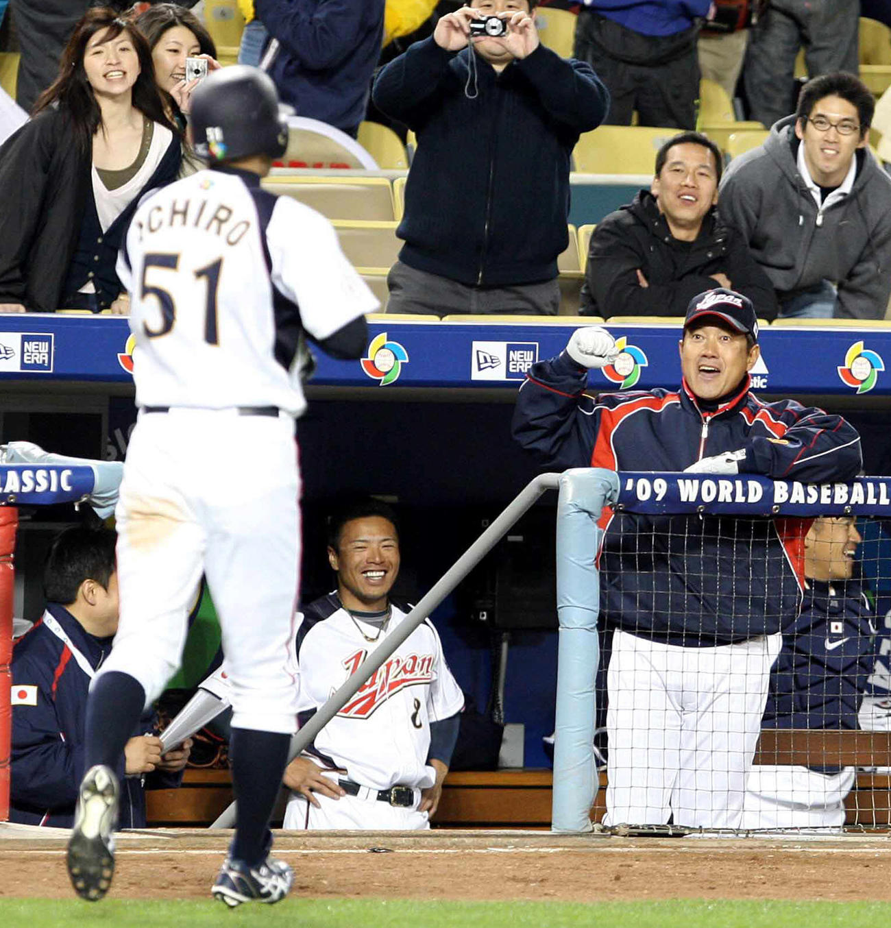 2009年3月、WBC準決勝日本対米国　8回裏日本2死一塁、打者中島の適時二塁打で一気に生還したイチローを笑顔で出迎える原辰徳監督ら