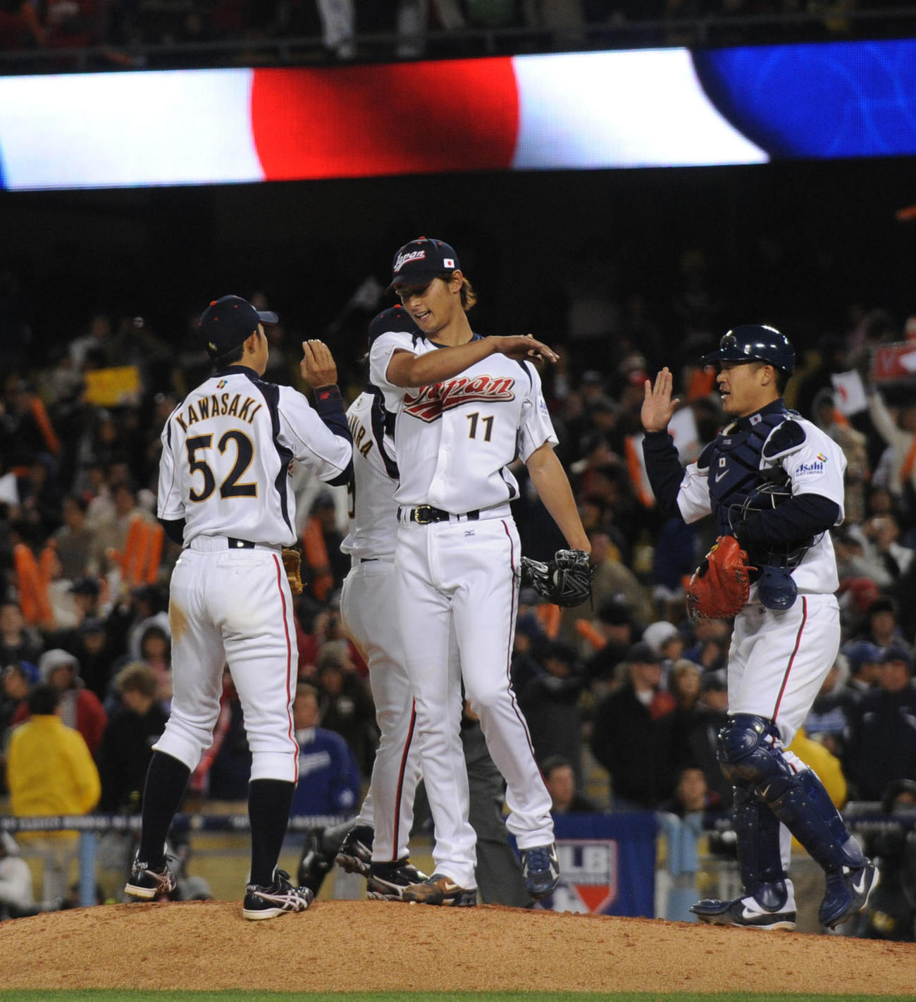2009年3月、WBC準決勝日本対米国　決勝進出を決め、川崎宗則（左）、城島健司（右）らとハイタッチをするダルビッシュ有