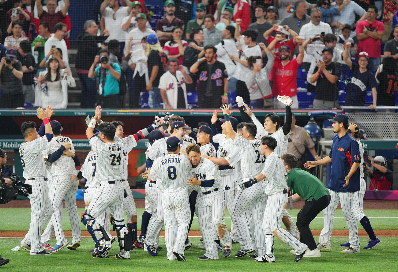 日本対メキシコ　サヨナラ勝ちに大喜びの佐々木（中央左）、吉田（同右）ら選手たち（撮影・垰建太）