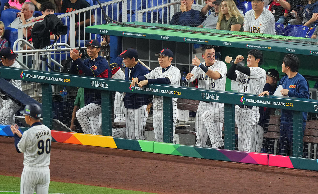日本対メキシコ　2回裏日本2死、中前打を放った吉田にベンチでおどける大谷（右から2人目）とヌートバー（同3人目）（撮影・垰建太）