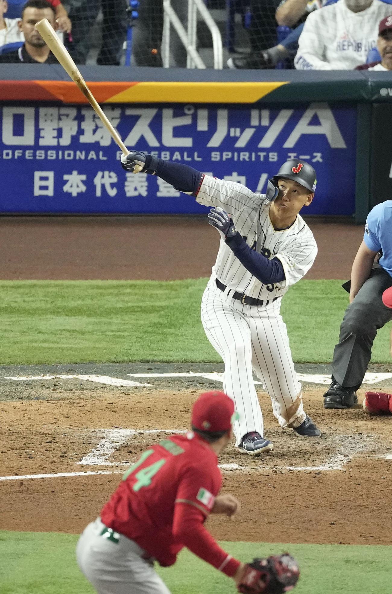 7回日本2死一、二塁、吉田正尚が右翼ポール際に同点3ランを放つ。投手ロメロ（共同）