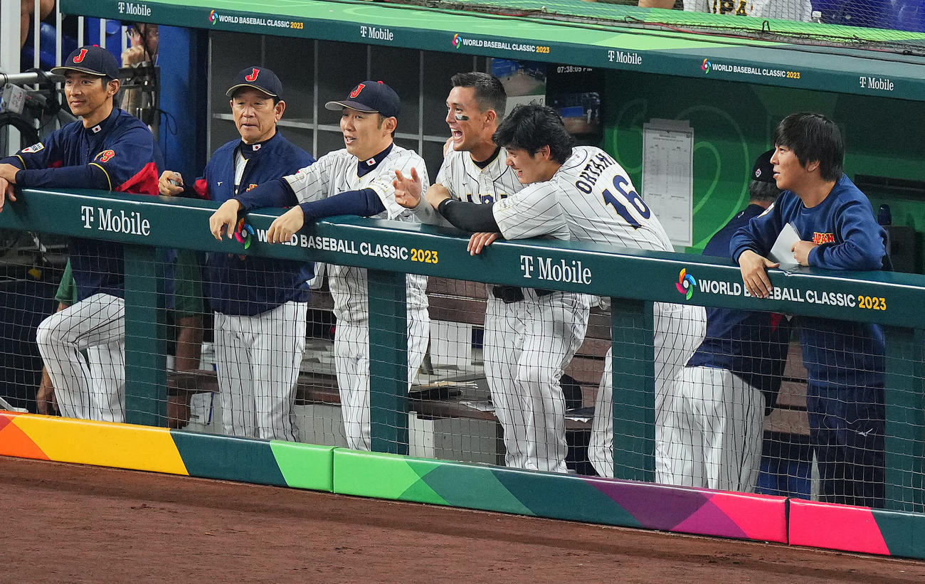 日本対メキシコ　2回裏日本2死、中前打を放った吉田にベンチでおどける大谷（右から2人目）とヌートバー（同3人目）（撮影・垰建太）