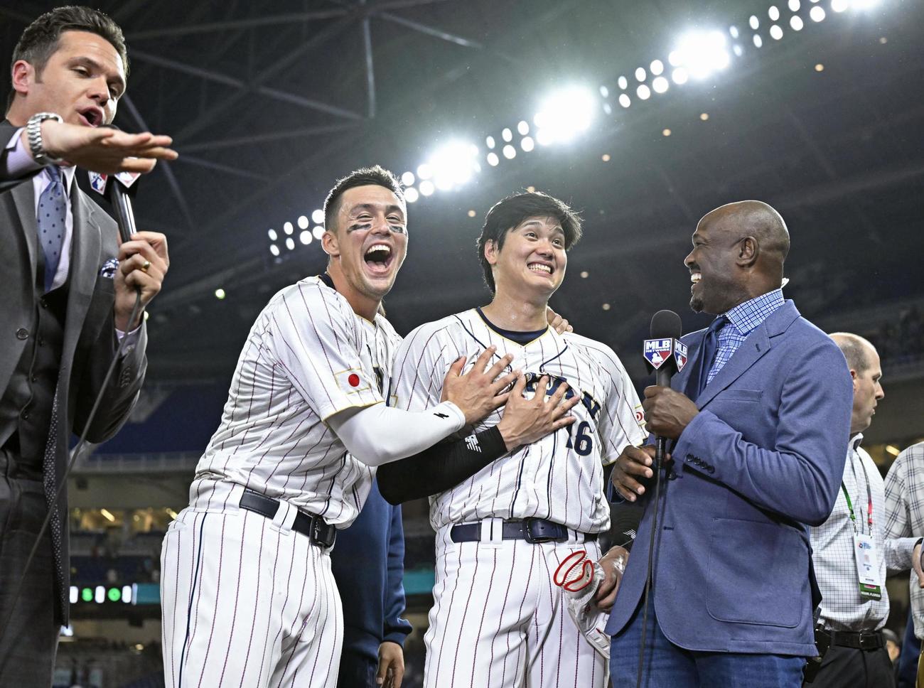 メキシコに逆転サヨナラ勝ちし、笑顔の大谷翔平とヌートバー（共同）