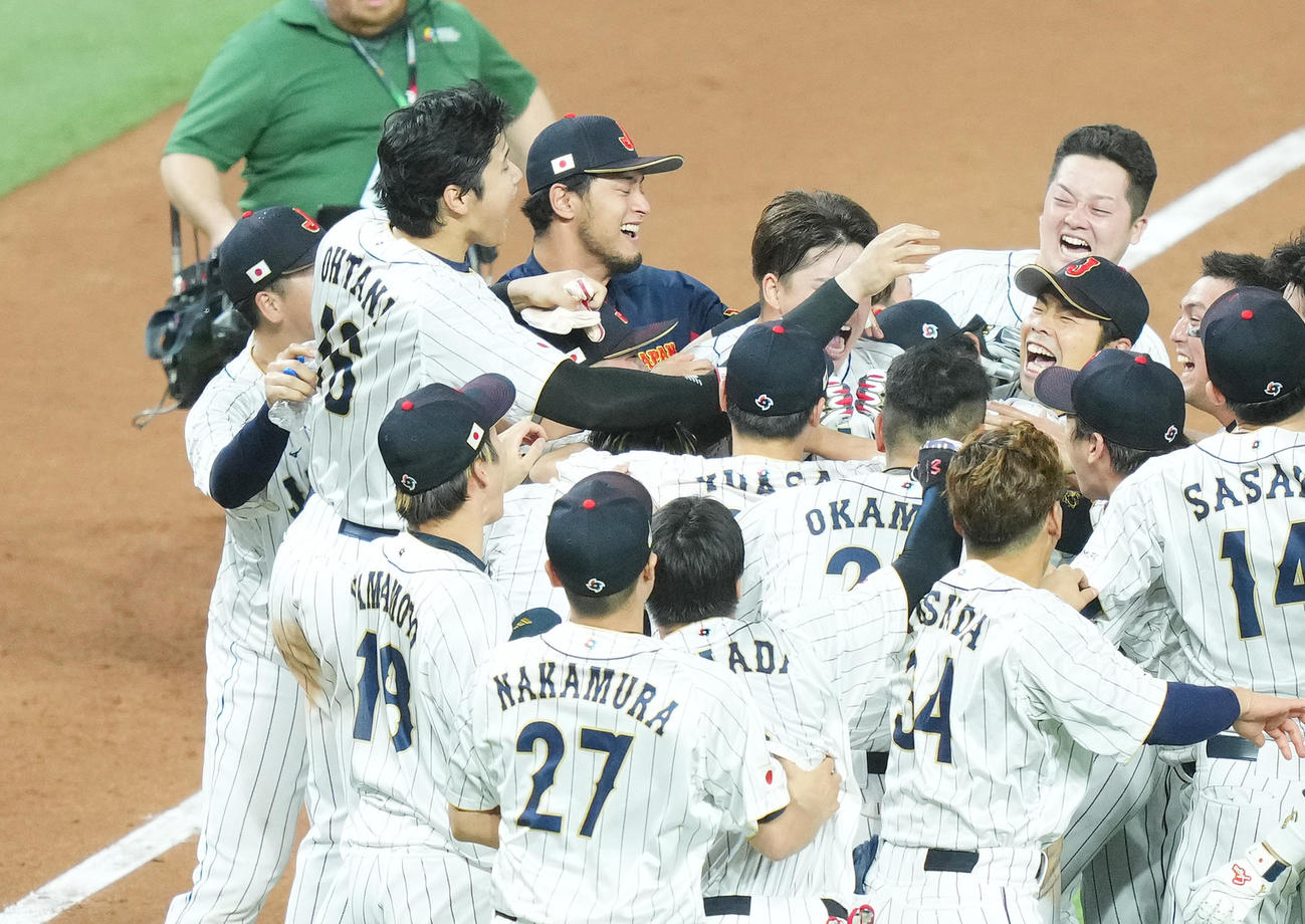日本対メキシコ　9回裏日本無死一、二塁、村上（中央）の逆転の2点適時二塁打でサヨナラ勝ちをし、歓喜の輪で喜びを爆発させる大谷（左から2人目）（撮影・菅敏）