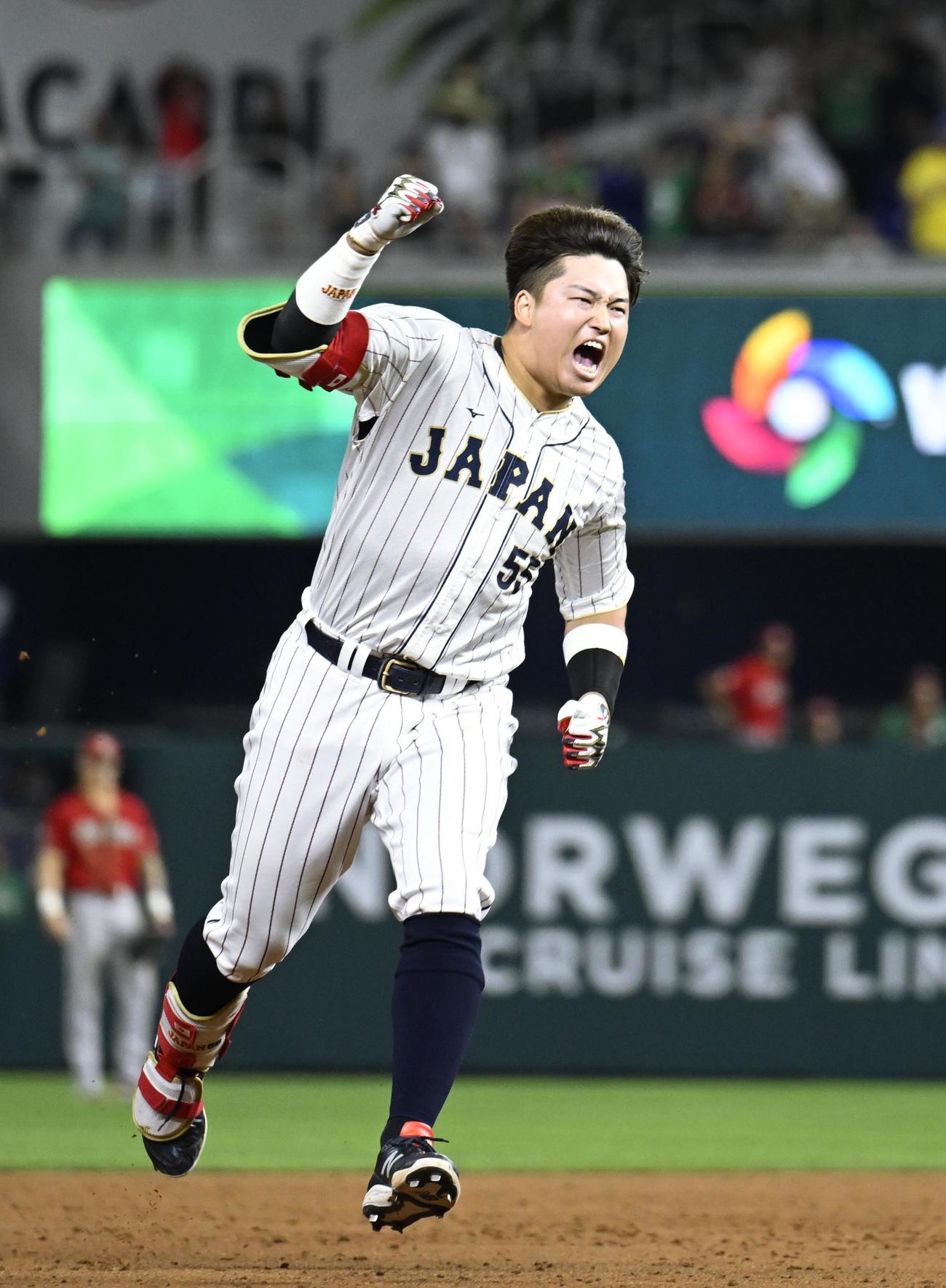 9回、逆転サヨナラとなる2点二塁打を放ち、ガッツポーズの村上宗隆（共同）