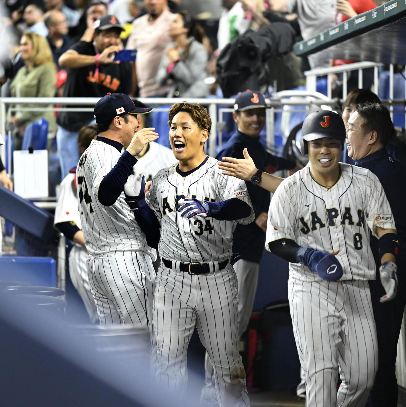 7回、同点3ランを放ちベンチで笑顔を見せる吉田正尚（共同）