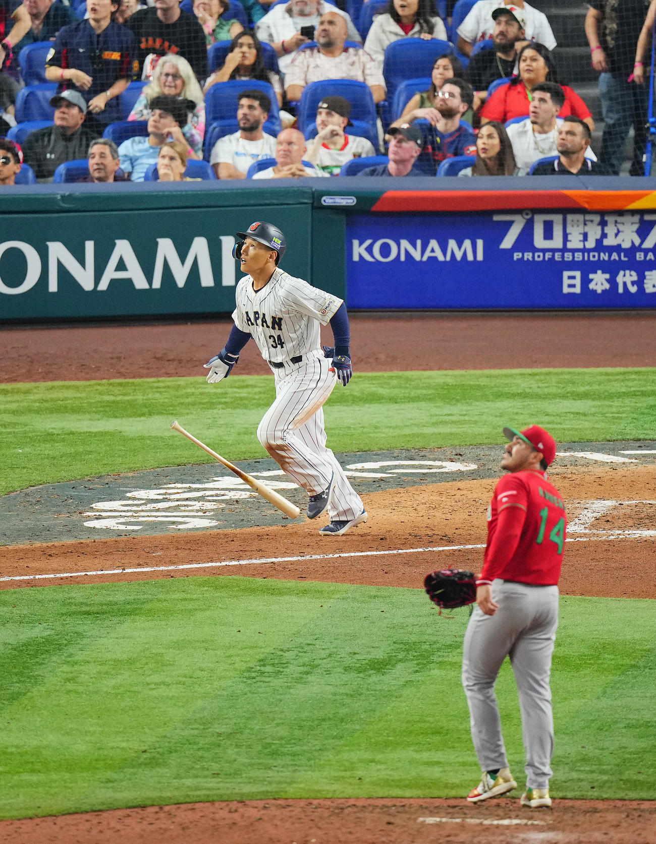 日本対メキシコ　7回裏日本2死一、二塁、右越え3点本塁打を放つ吉田。投手ロメロ（撮影・垰建太）