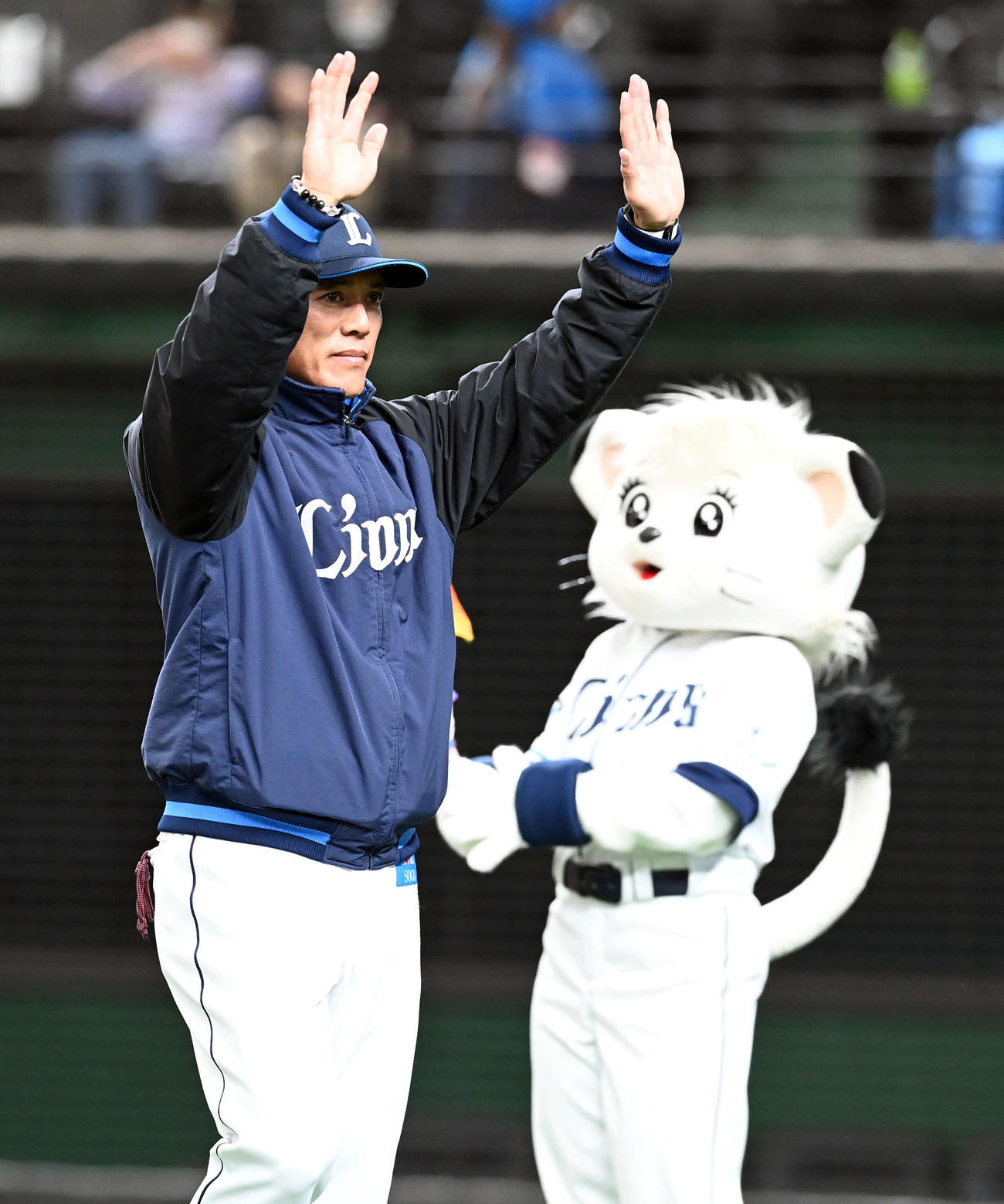 西武対阪神　阪神に勝利し、ファンの声援に手を振る西武松井監督（撮影・たえ見朱実）