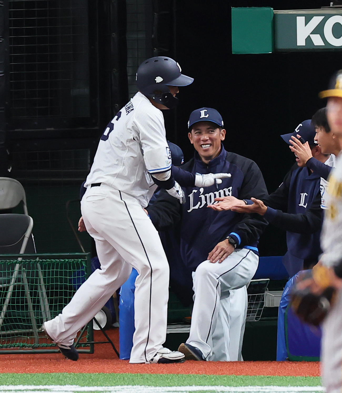 西武対阪神　8回裏西武2死、2者連続となる本塁打を右越えに放った仲三河（左）を笑顔で迎える松井監督（撮影・足立雅史）