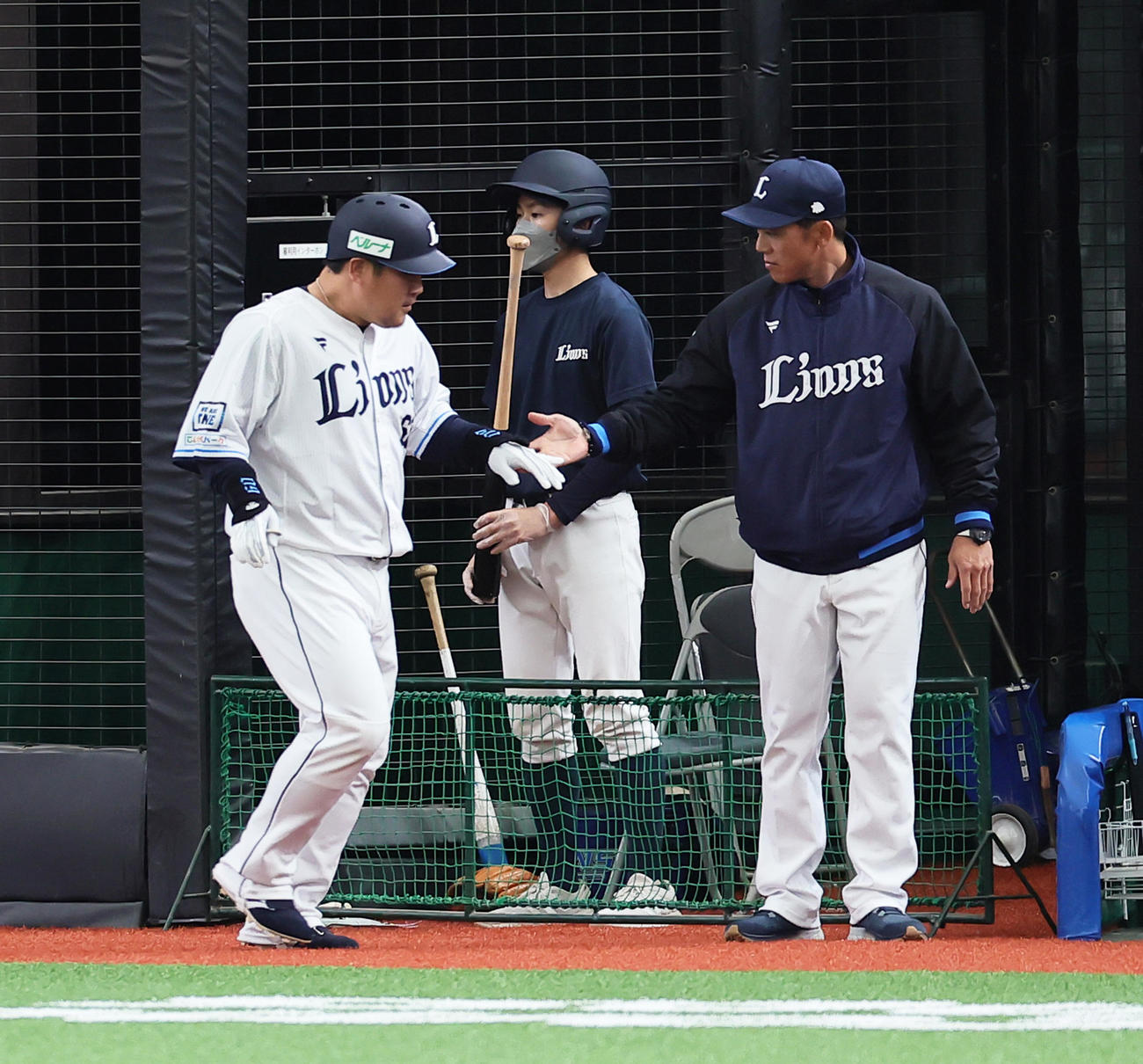 西武対阪神　8回裏西武2死、中村（左）は左越え本塁打を放ち松井監督とタッチを交わす（撮影・足立雅史）