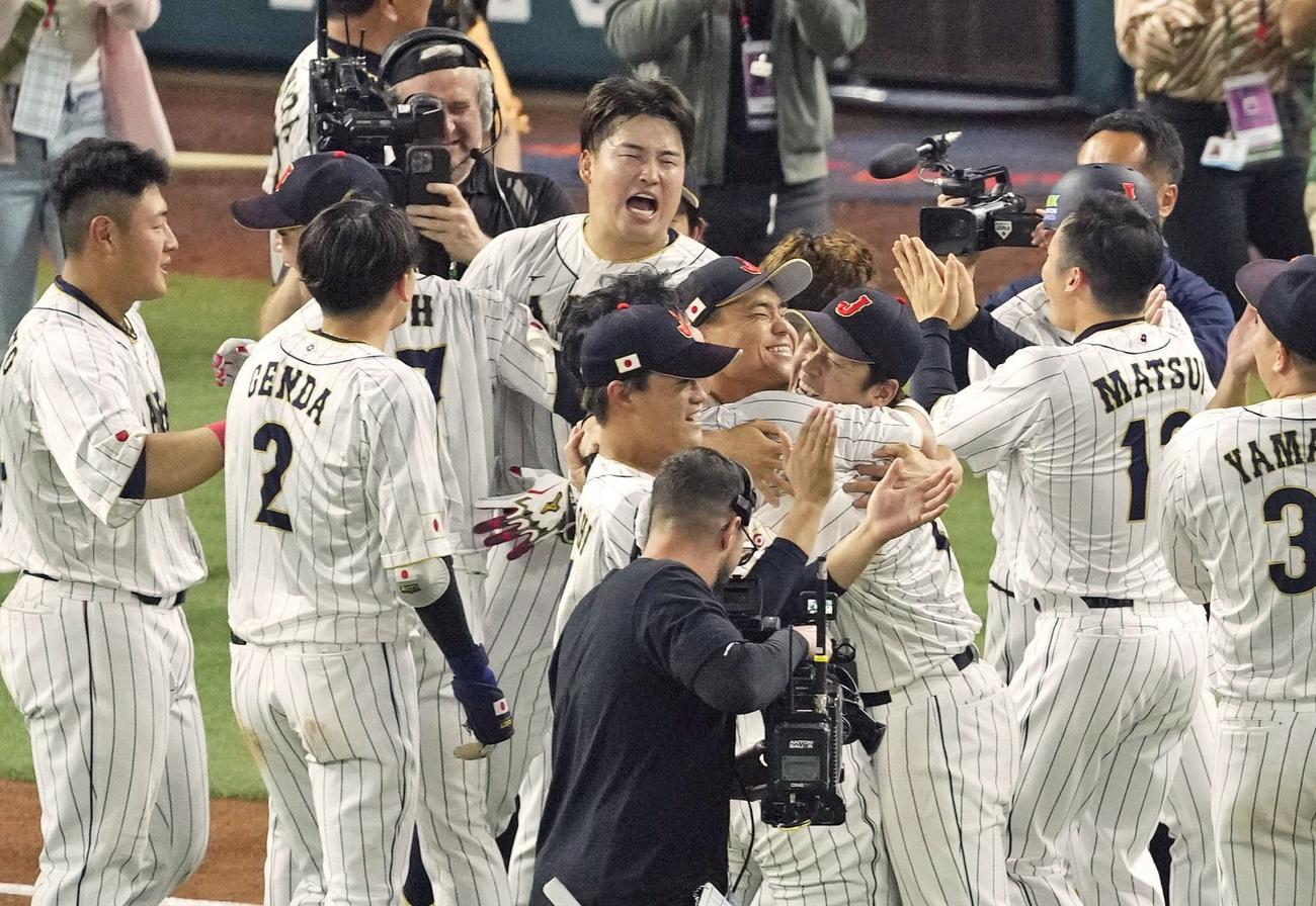 9回、逆転サヨナラとなる2点打を放ち祝福される村上宗隆（共同）