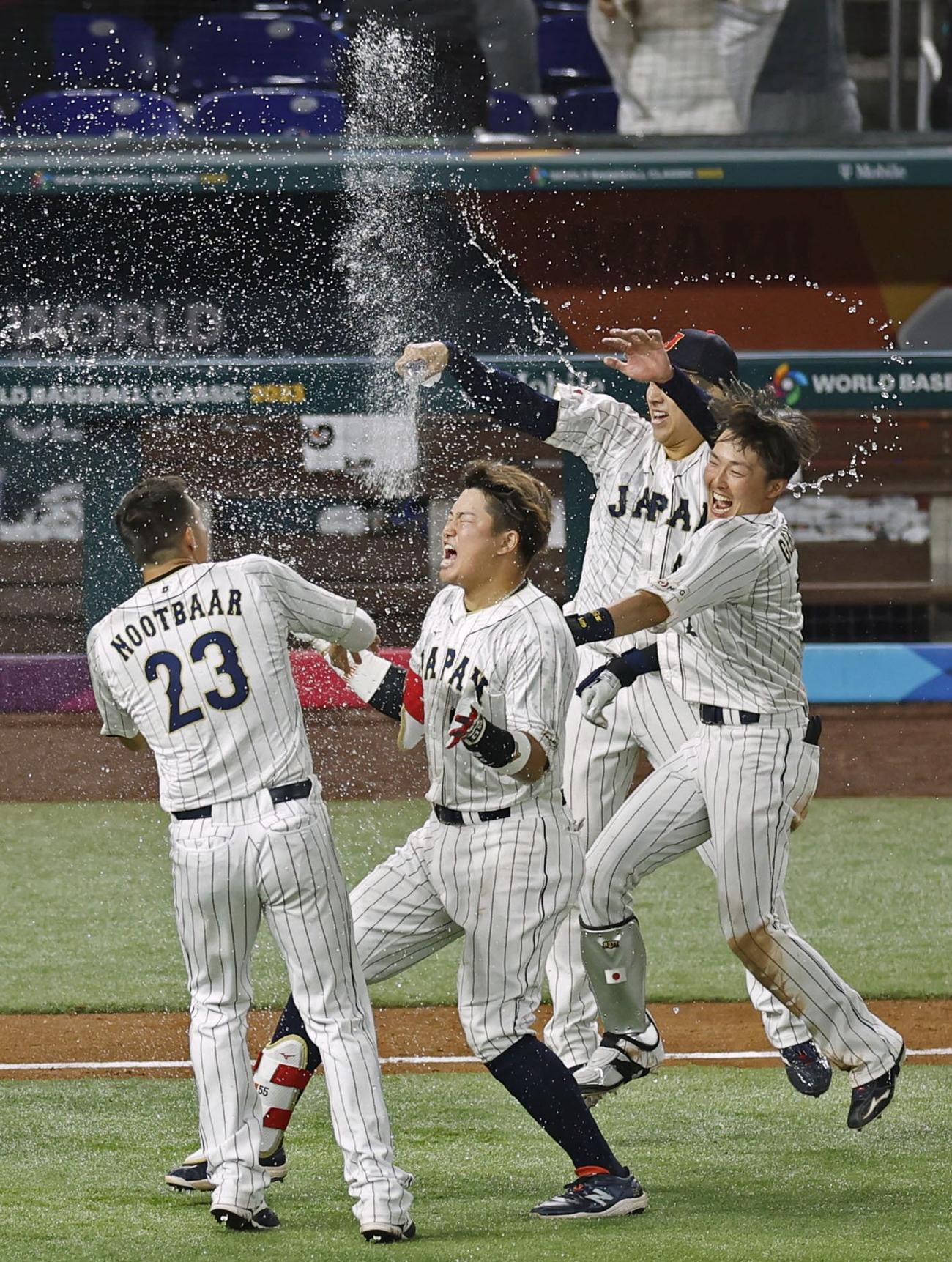 9回、逆転サヨナラとなる2点打を放ち祝福される村上宗隆（共同）