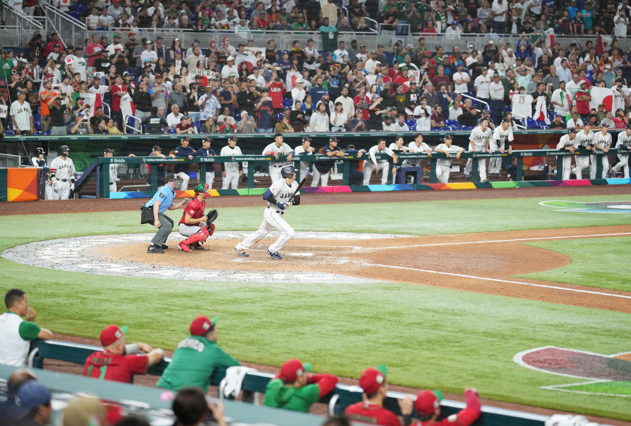 日本対メキシコ　9回裏日本無死、中堅へ二塁打を放つ大谷（撮影・菅敏）