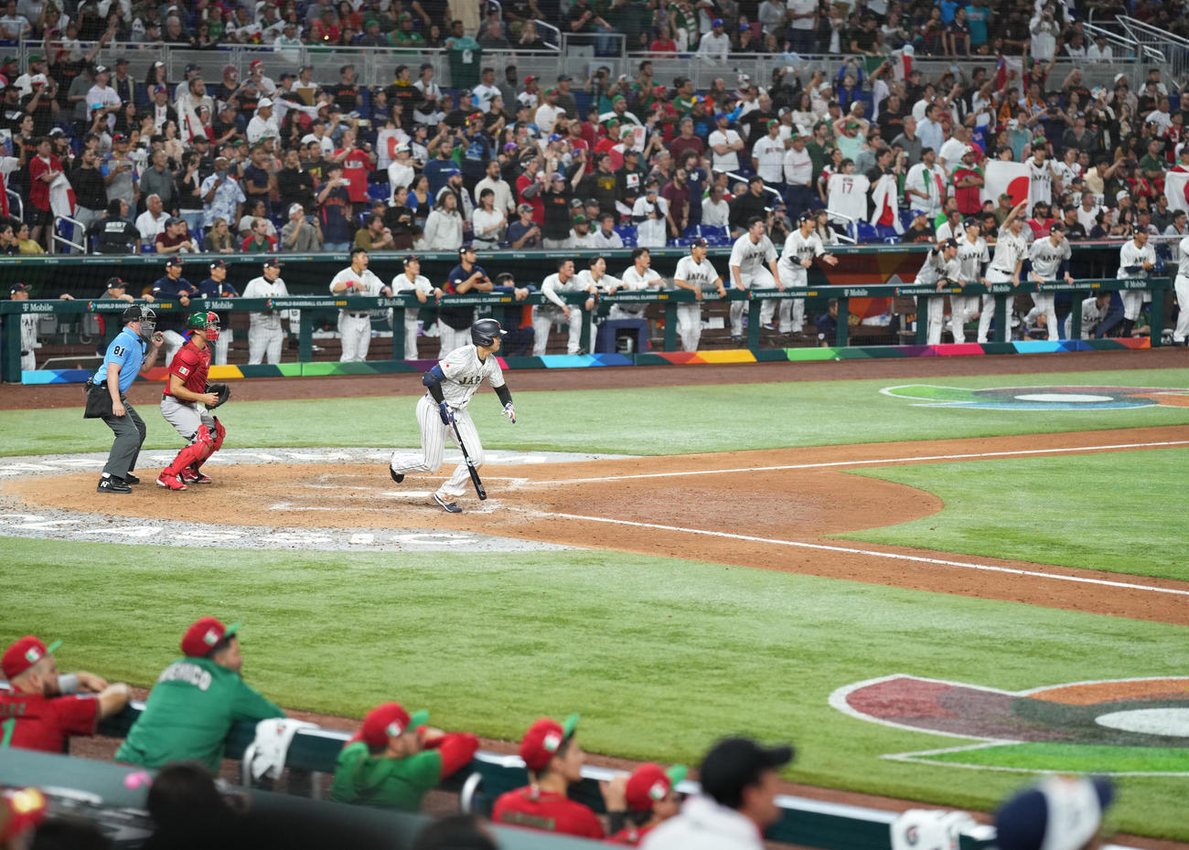 日本対メキシコ　9回裏日本無死、中堅へ二塁打を放つ大谷（撮影・菅敏）