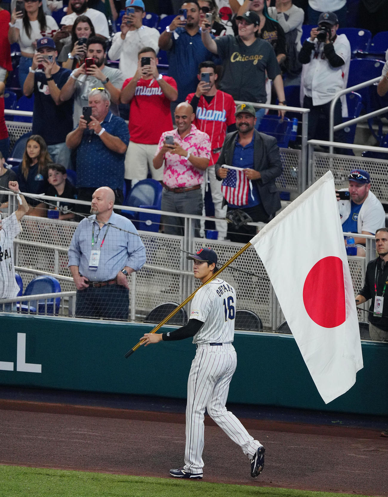 日本対米国　試合前、日の丸を手に先頭で入場する大谷（撮影・垰建太）