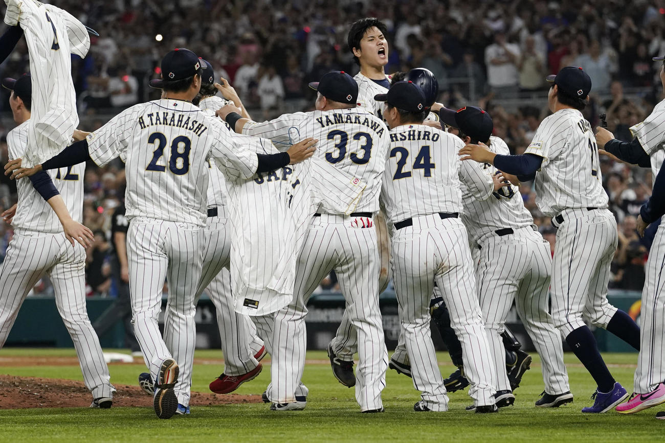米国を破り、世界一を喜ぶ侍ジャパン選手と大谷翔平（奥）（AP）