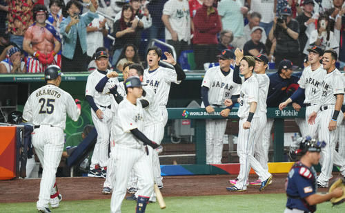 日本対米国　4回裏日本無死、本塁打を放った岡本（左端）を迎える大谷（中央左）ら（撮影・菅敏）