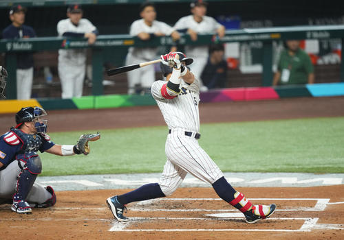日本対米国　2回裏日本無死、右越えに同点の本塁打を放つ村上（撮影・菅敏）