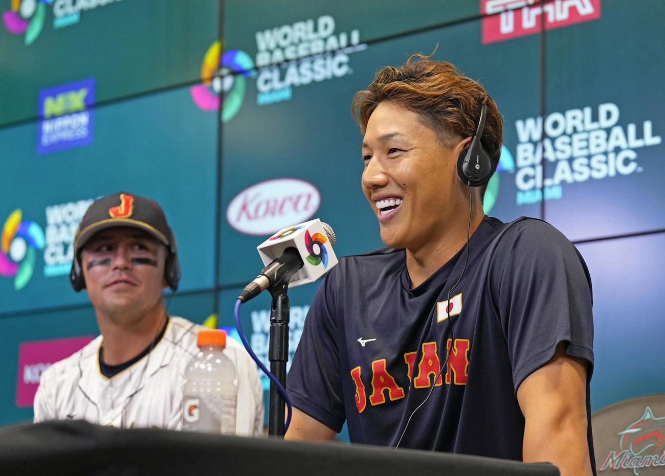 試合後、記者会見する吉田。左はヌートバー（共同）