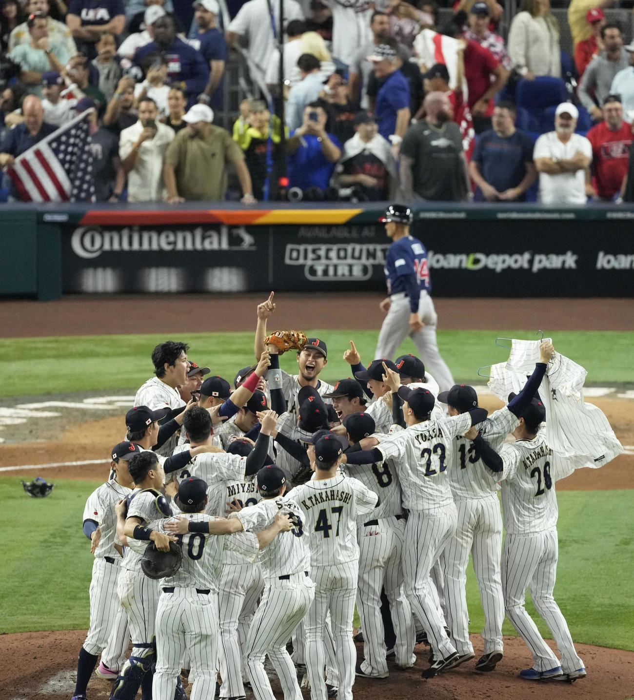米国を破って優勝を果たし、喜ぶ日本ナイン（共同）