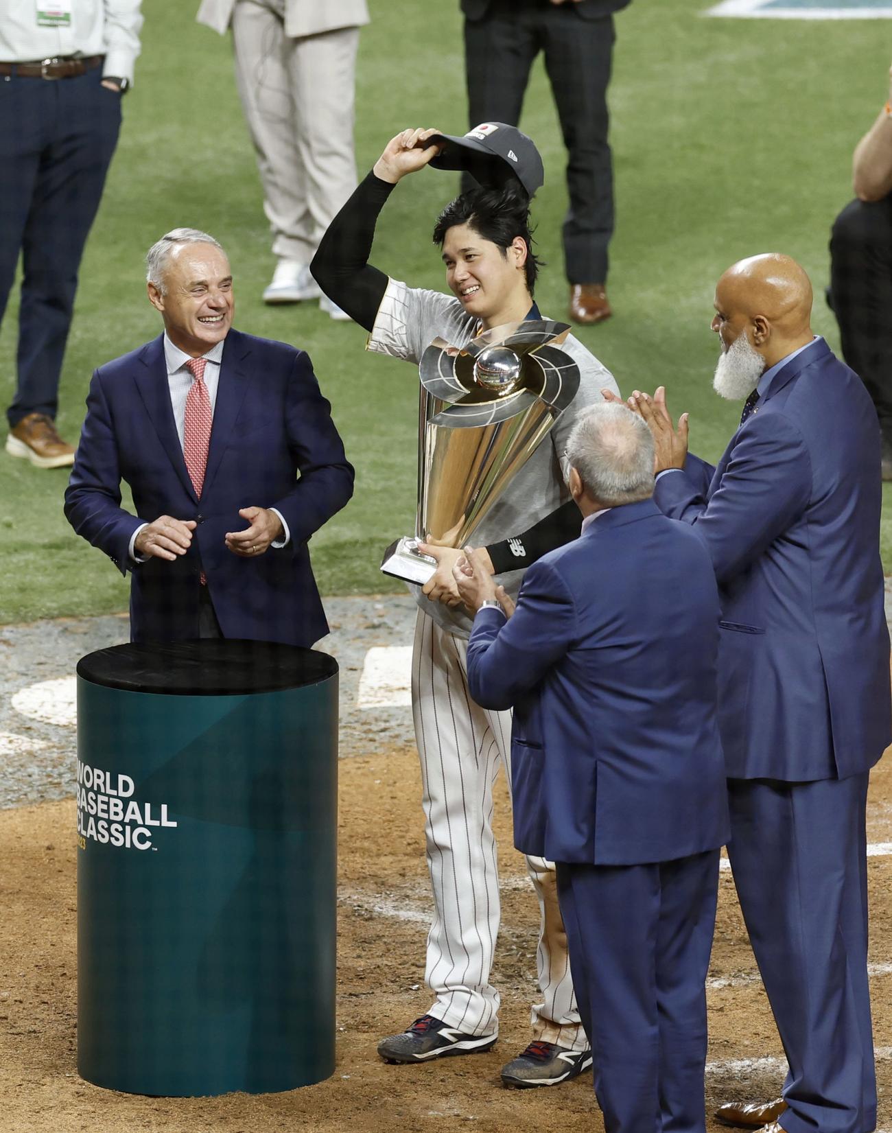 WBCで優勝を果たし、歓声に応える大谷。最優秀選手にも選ばれた（共同）
