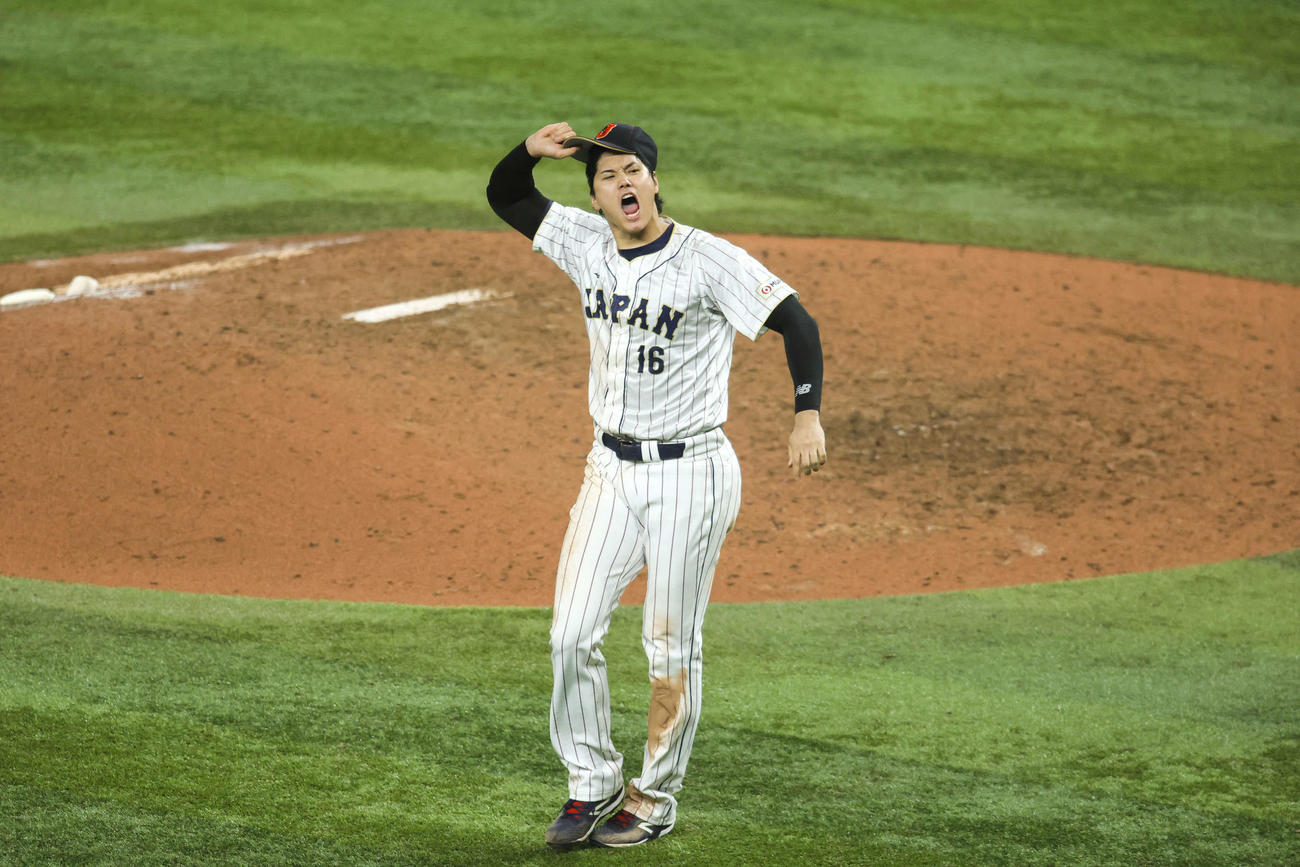日本対米国　米国に勝利し優勝を決めた大谷は帽子を投げて歓喜する（USA TODAY）