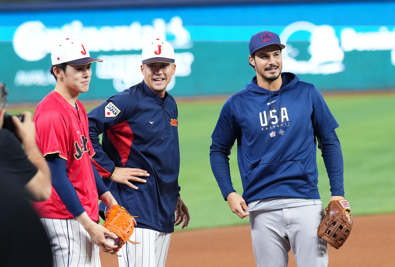 日本対米国　試合前、米国代表で同僚のアレナド（右）を佐々木（左）に紹介するヌートバー（撮影・菅敏）