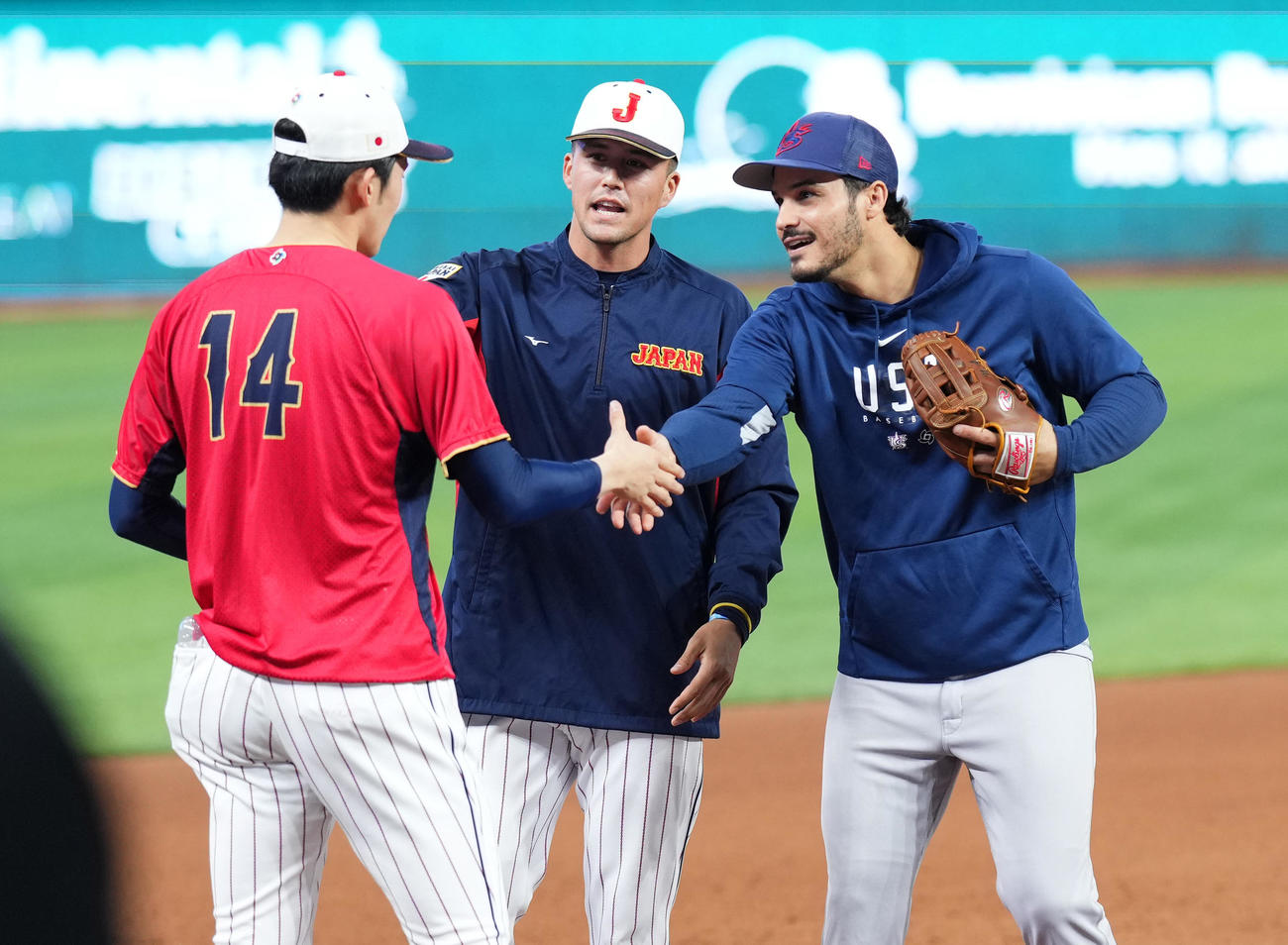 日本対米国　試合前、米国代表で同僚のアレナド（右）を佐々木（左）に紹介するヌートバー（撮影・菅敏）