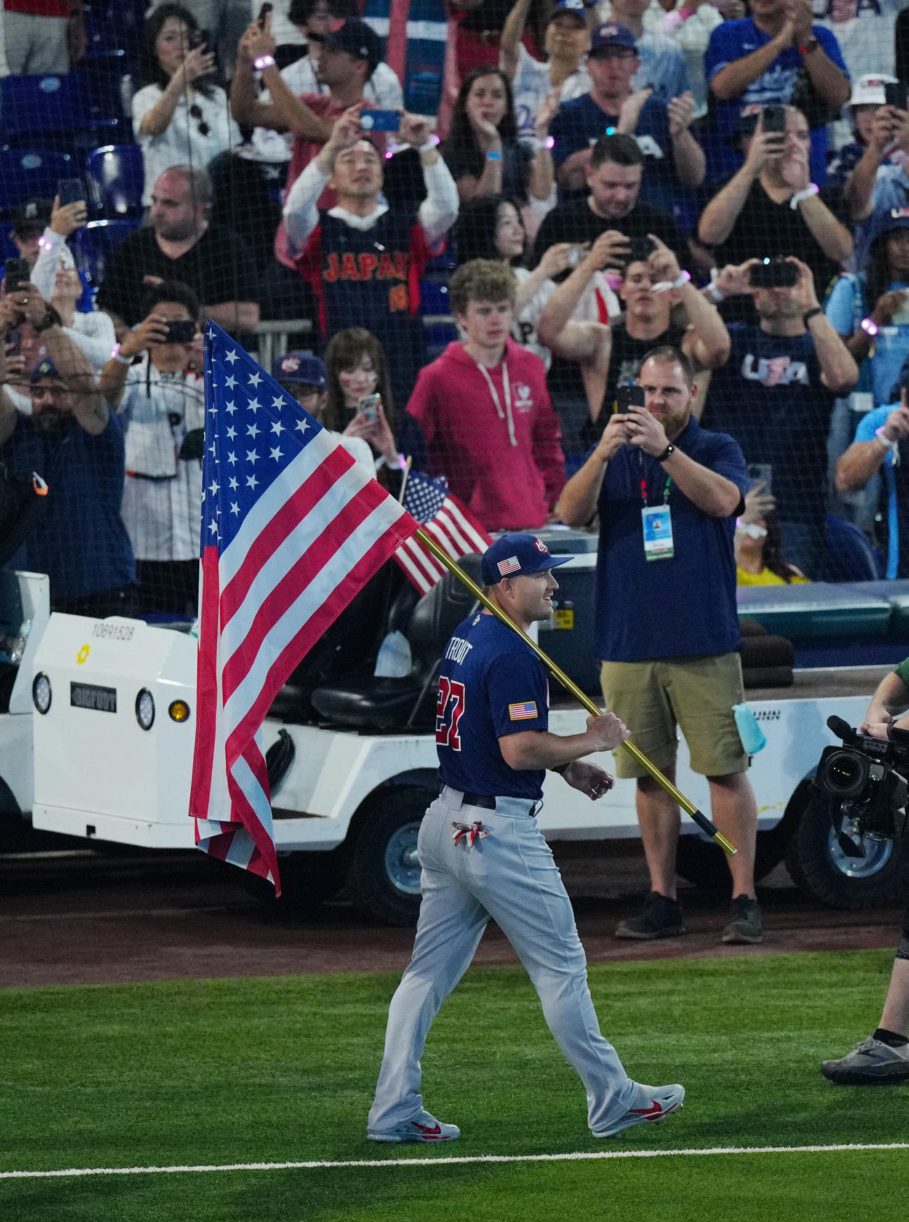 日本対米国　試合前、米国の国旗を手に先頭で入場するトラウト（撮影・垰建太）