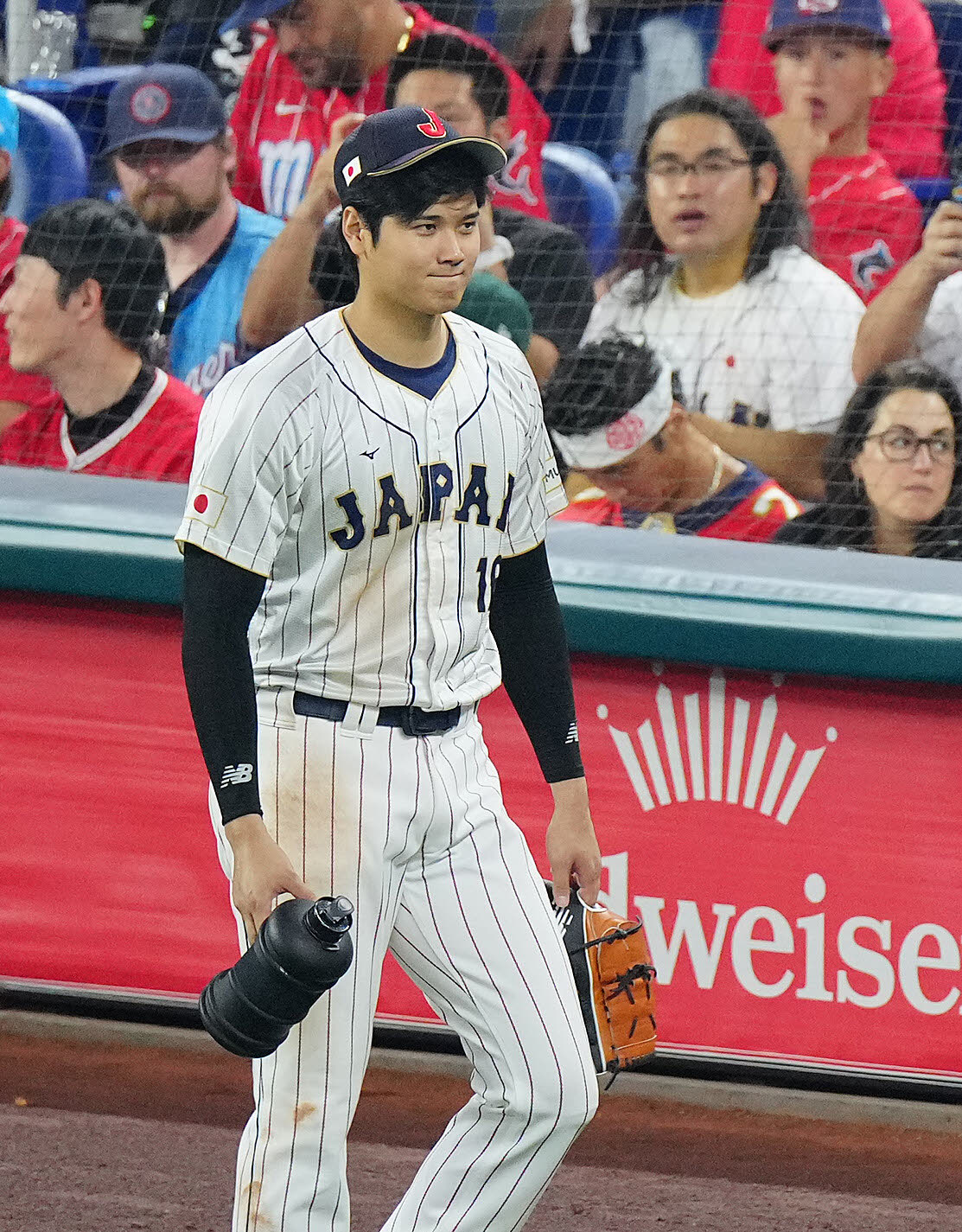 日本対米国　6回、グラブを手にブルペンへ向かう大谷（撮影・垰建太）
