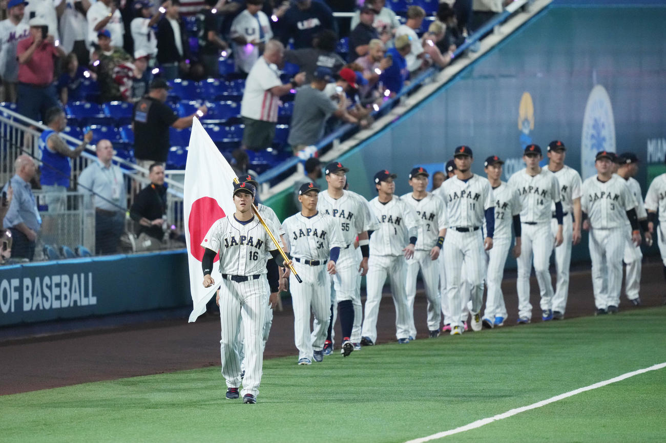 日本対米国　セレモニーで旗手を務め入場する大谷（左端）（撮影・菅敏）