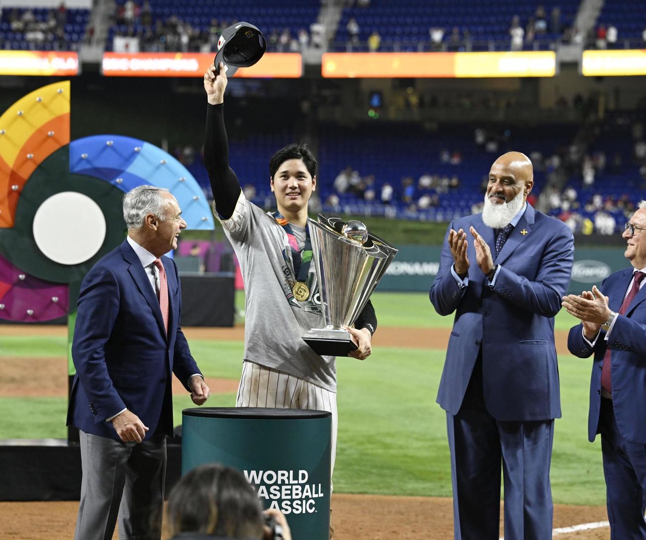 WBCで優勝を果たし、歓声に応える大谷。最優秀選手にも選ばれた＝マイアミ（共同）