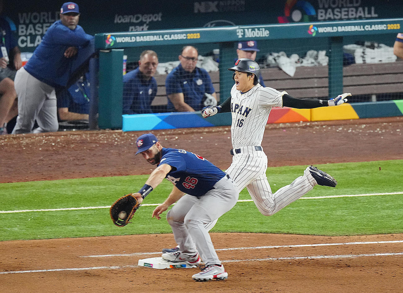 日本対米国　7回裏日本1死、遊ゴロ内野安打で出塁する大谷。一塁手ゴールドシュミット（撮影・垰建太）