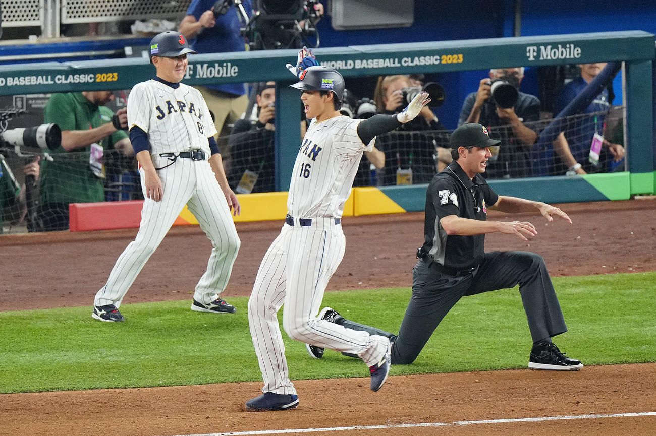 日本対米国　7回裏日本1死、遊ゴロ内野安打で出塁する大谷（中央）（撮影・垰建太）